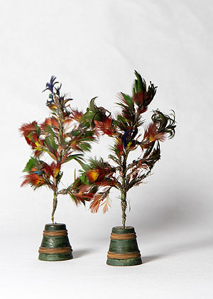 Bäumchen unter Verwendung bunter Federn