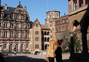 Besucherin in Innenhof des Heideberger Schlosses. 