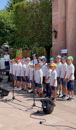 Schülerchor vor dem Zirkelbau