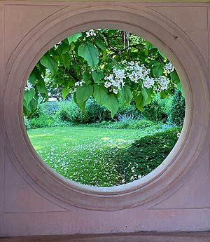 Blick aus einem der Eckpavillons in den Arabischen Garten.