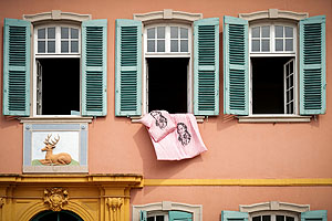 Fenster am Palais Hirsch Bettdecke und Kopfkissen zeigen ein Hebel-Porträt.