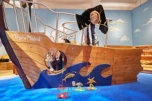 Kinder erkunden das Piratenschiff.