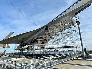 Eingerüstete Tupolev Tu-144 auf dem Dach des Museums Sinsheim.