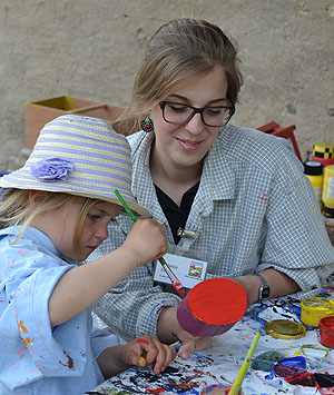 Beim Pfingstferienprogramm im Vogtsbauernhof können die Kinder am 24. und 25. Mai Spanschachteln in bunte Kunstwerke verwandeln oder am Samstag, 2. Juni, Kreisel bauen und bunt bemalen. 