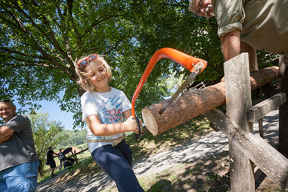 Auf dem Holzplatz können sich die Kinder unter Anleitung im Sägen, Schnefeln und Holzspalten versuchen. Foto: Schwarzwälder Freilichtmuseum Vogtsbauernhof 