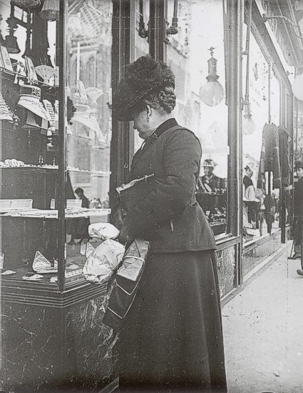 Window Shoppi9ng - Eine Forogeschichte des Schaufensters:  Auslagenbummel, um 1910