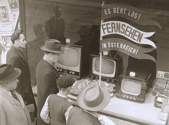 Window Shoppi9ng - Eine Forogeschichte des Schaufensters:  Fernsehapparate 1955
