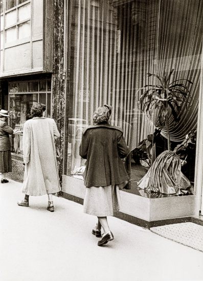 Window Shoppi9ng - Eine Forogeschichte des Schaufensters:  Modeauslage 1946