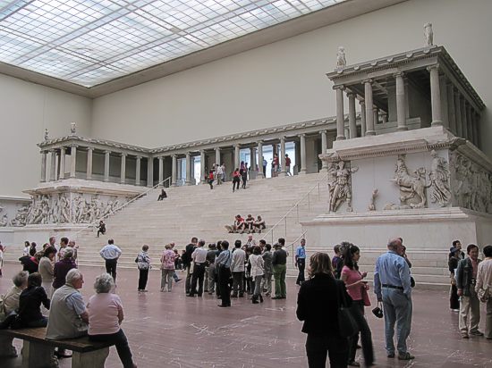 Der Pergamonaltar, das Herzstck des nach ihm benannten Pergamonmuseums 