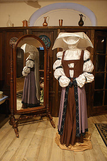 Drei Haselnsse fr Aschenbrdel - Das Kleid der Stiefmutter