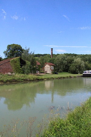 Alte Fabrikanlage am Canal de Bourgogne