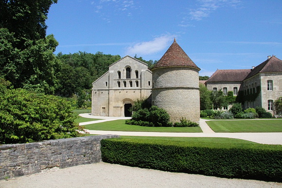 Fontenay, Klosterkirche von außen mit Taubenhaus