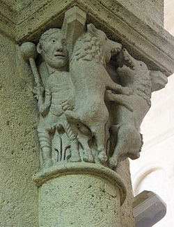 Skulptiertes Kapitell in der ehemaligen Kollegiatskirche St. Andoche in Saulieu