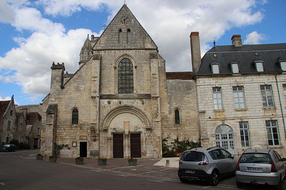 St. Bris-le-Vineux, Kirche und ehemaliges Schloss
