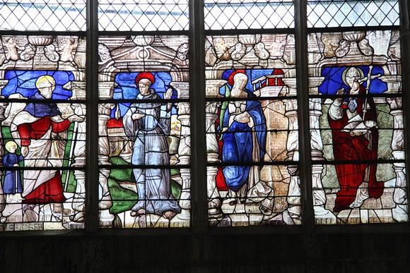 St. Bris-le-Vineux, Kirchenfenster mit Heiligen