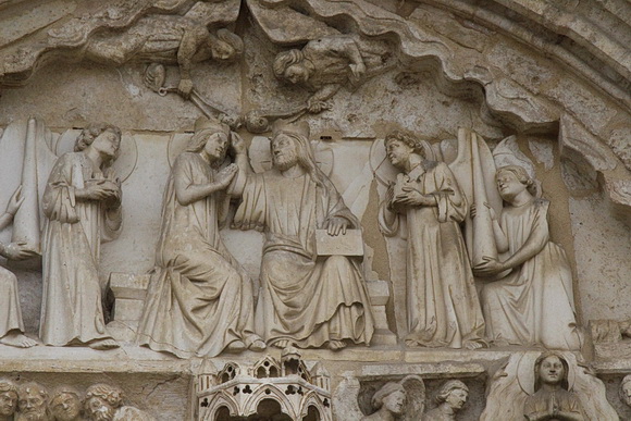 Ehemalige Walfahrtsirche St. Thibaut, Tympanon mit der Krönung Mariens am Nordportal