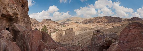 Petra: Blick auf das Stadtzentrum mit dem Heiligtum des „Qasr al-Bint“ 