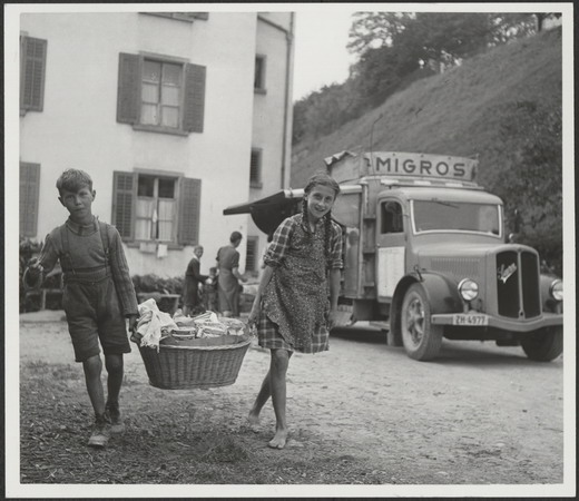 Theo Frey (1908  1997): Migroswagen in Arbeitersiedlung Tsstal,