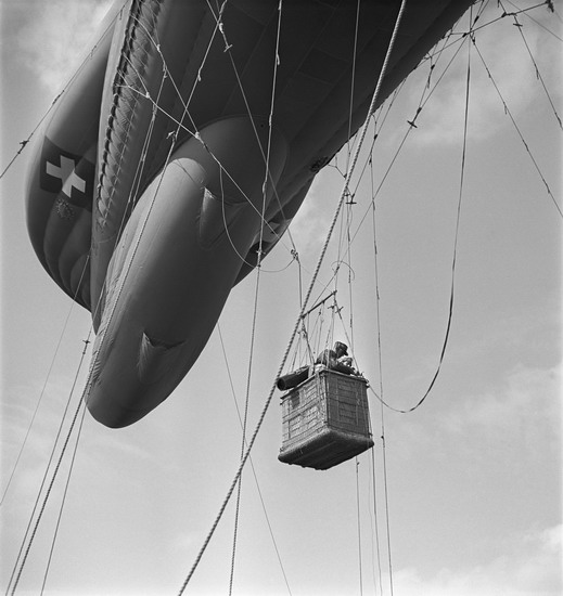 Karl Egli: Fotograf im Korb eines Fesselballons