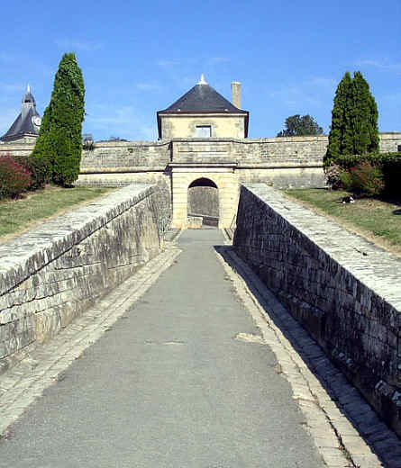 Blaye, Porte Dauphine (1689) von Osten, mit der Porte Royale