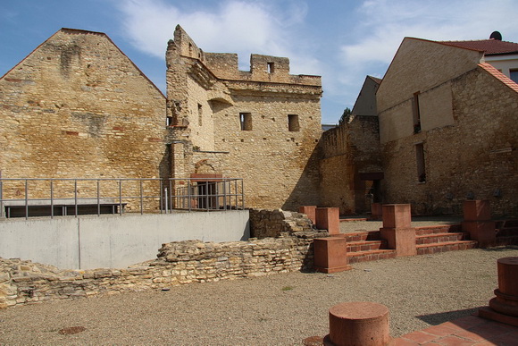 Blick von der Exedra zum einstigen Haupttor, dem im 12./13. Jahrhundert umgebauten "Heidesheimer Tor"