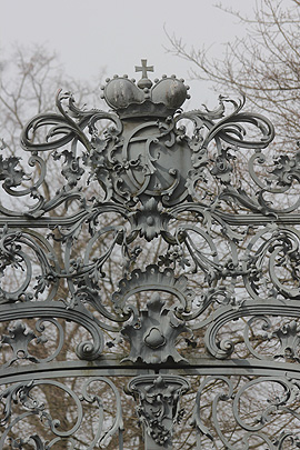 Schmiedeeiserne Tore verschlossen fr&uuml;her den Eingang zu den f&uuml;rstliche G&auml;rten. Hier das Tor zum Karlsruhe Schlosspark mit den Initialen CF f&uuml;r Carl Friedrich.