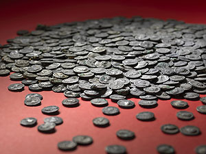 Die knapp 5600 Silbermünzen sind mit ihren etwa 15 Kilogramm Gewicht der größte je gefundene Silberschatz im heutigen Bayern. Fotos: Andreas Brücklmair/Kunstsammlungen & Museen Augsburg (oben), Monika Harrer / Kunstsammlungen & Museen Augsburg (Mitte)