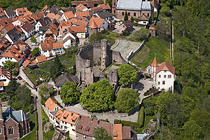 Burgruine Dislberg aus der Luft. Im Hintergrund der Ort mit der Kirche
