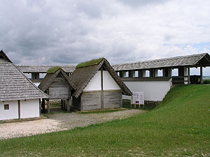 Heuneburg - Stadt Pyrene, rekonstruierte Häuser hinter der Wehrmauer.