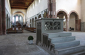 UNESCO-Weltkulturerbe: Kloster Reichenau - Blick in der Klosterkirche St. Maria und Markus zum Chor, im Vordergrund der Altar mit den Reliqiuen des Evangelisten Markus