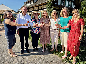 Teilnehmer und Teilnehmerinnen an der Landfrauen-Wein-Sommerparty
