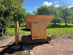 Das neue Brunnenhäuschen am Kräutergarten beim Hermann-Schilli-Haus. Zustand während des Aufbaus. Foto: Schwarzwälder Freilichtmuseum Vogtsbauernhof, Hans-Jörg Haas