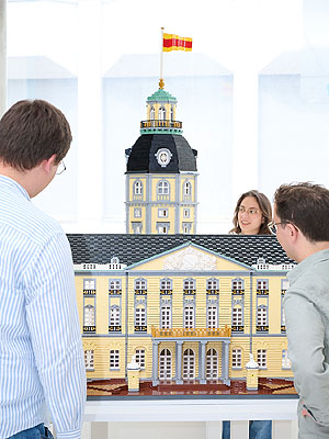 "Klötzleschloss" aus Klemmbausteinen im Museum am Markt in Karlsruhe.  
