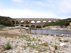 Der Pont du Gard, das römische Aquädukt, das Nîmes mit Wasser versorgte.