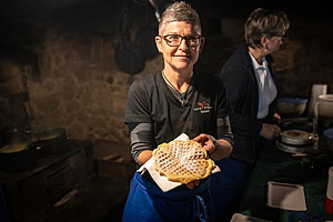 Landfrau aus Gutach präsentiert frisch gebackene Waffeln.