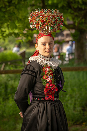 Frau mit Schäppel, der traditionellen Brautkrone.